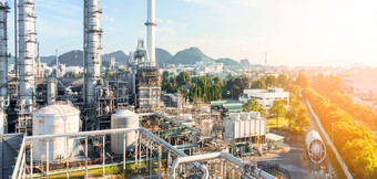 Air compressors from KAESER KOMPRESSOREN in a modern refinery – Efficient, safe, and innovative technology for reliable compressed air supply in the oil and gas industry.